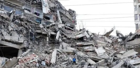 Una familia resiste al colapso y es rescatada con vida de las ruinas de la OPP Caribe