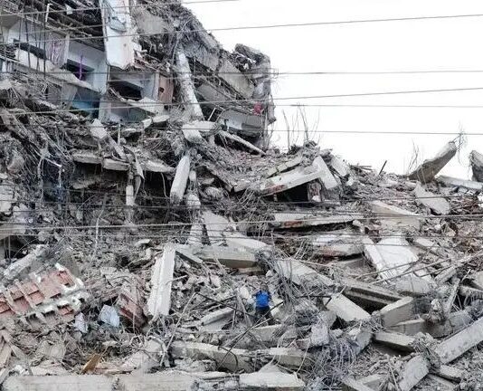 Una familia resiste al colapso y es rescatada con vida de las ruinas de la OPP Caribe