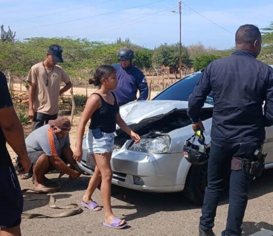 ¡Susto en la vía! Choque entre buseta y un Optra movilizó a las autoridades en Pueblo Nuevo