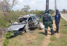 Conductor sobrevive a impactante choque contra un poste en la recta de Chichiriviche