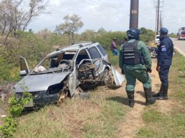 Conductor sobrevive a impactante choque contra un poste en la recta de Chichiriviche
