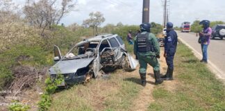 Conductor sobrevive a impactante choque contra un poste en la recta de Chichiriviche