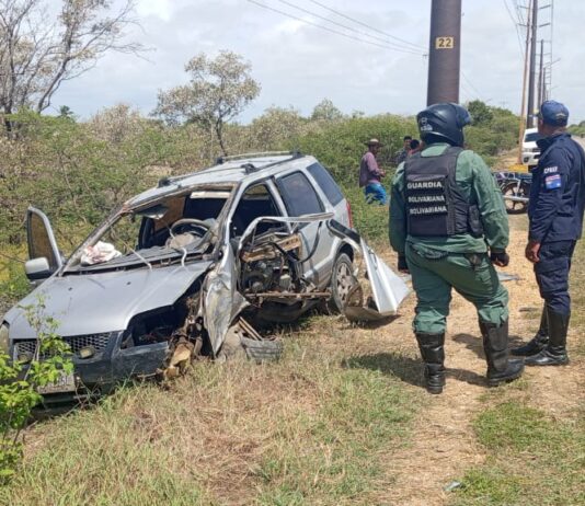 Conductor sobrevive a impactante choque contra un poste en la recta de Chichiriviche