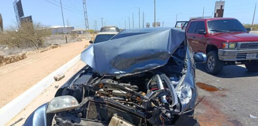 Exceso de velocidad provoca colisión entre dos vehículos en la avenida Francisco de Miranda