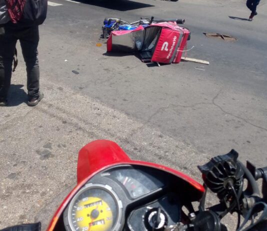 Delivery resulta lesionado tras colisionar contra un Jeep en la calle Ayacucho