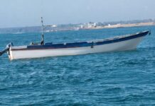Final feliz en El Supí: Embarcación «La Leona» retorna a tierra tras horas de incertidumbre