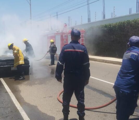 Se incendió un vehículo en la avenida 1C de la Comunidad Cardón