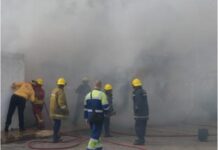 ¡Siniestro en Puerta Maraven! Incendio reduce a cenizas a tres vehículos en una residencia
