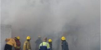 ¡Siniestro en Puerta Maraven! Incendio reduce a cenizas a tres vehículos en una residencia