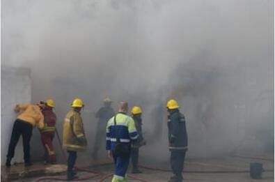 ¡Siniestro en Puerta Maraven! Incendio reduce a cenizas a tres vehículos en una residencia
