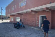 Madre ataca a sus hijos de 10 y 6 años con un cuchillo en Bella Vista: un niño falleció y el otro lucha por su vida
