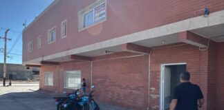 Madre ataca a sus hijos de 10 y 6 años con un cuchillo en Bella Vista: un niño falleció y el otro lucha por su vida