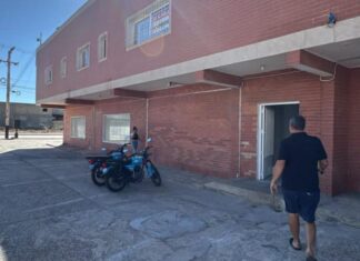 Madre ataca a sus hijos de 10 y 6 años con un cuchillo en Bella Vista: un niño falleció y el otro lucha por su vida