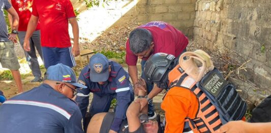 Cayó desde cinco metros de altura tras subirse a una mata de mamón en el centro de Punto Fijo