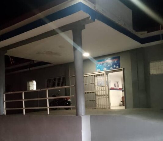 Motorizada resulta herida tras esquivar un perro en Monseñor Iturriza
