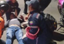 ¡Esquivó un hueco y terminó en el hospital! Motorizado sufre fractura tras deslizar moto en Antiguo Aeropuerto