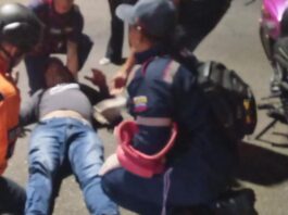 ¡Esquivó un hueco y terminó en el hospital! Motorizado sufre fractura tras deslizar moto en Antiguo Aeropuerto