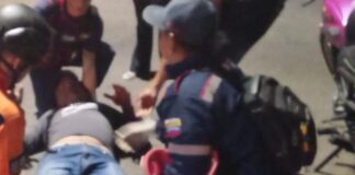 ¡Esquivó un hueco y terminó en el hospital! Motorizado sufre fractura tras deslizar moto en Antiguo Aeropuerto