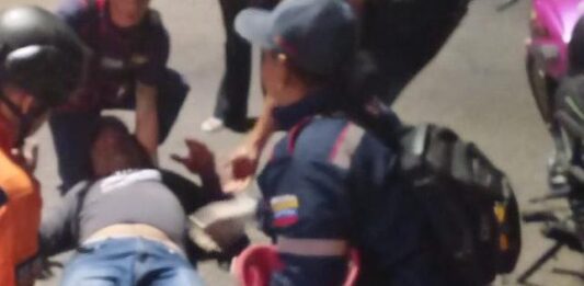 ¡Esquivó un hueco y terminó en el hospital! Motorizado sufre fractura tras deslizar moto en Antiguo Aeropuerto