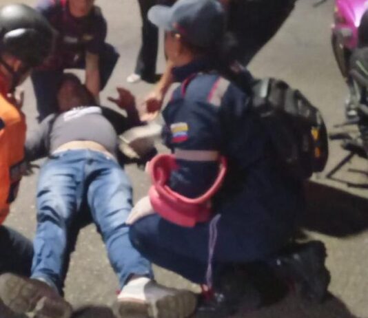 ¡Esquivó un hueco y terminó en el hospital! Motorizado sufre fractura tras deslizar moto en Antiguo Aeropuerto