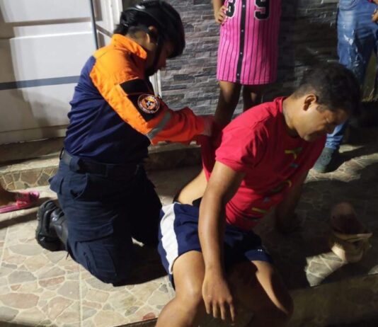 Motorizado termina hospitalizado tras violento choque en Punto Fijo