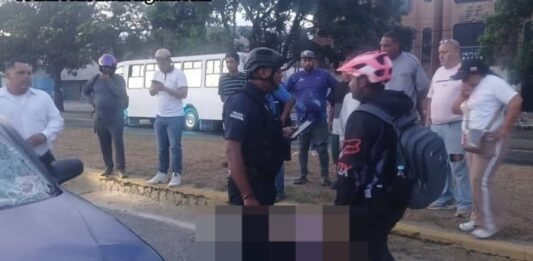 Un muerto y dos heridos tras violento choque entre moto y carro en Puerto Cabello
