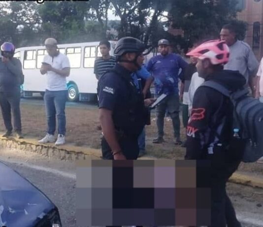 Un muerto y dos heridos tras violento choque entre moto y carro en Puerto Cabello