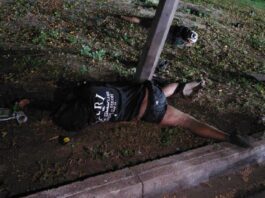 Un muerto y un herido grave tras brutal impacto de moto contra un poste en Puerto Cabello
