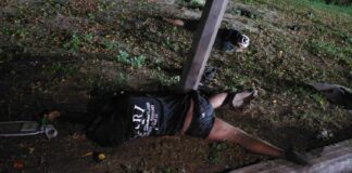 Un muerto y un herido grave tras brutal impacto de moto contra un poste en Puerto Cabello
