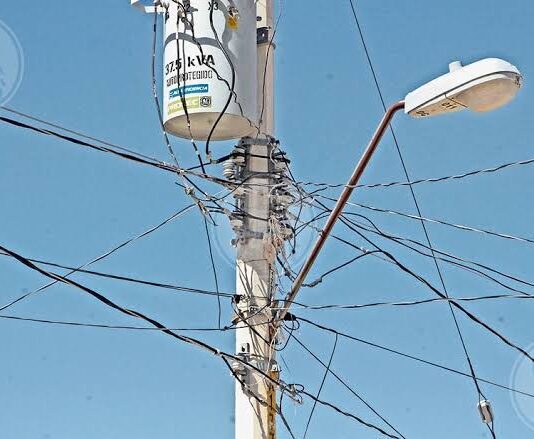 Hombre cayó de un poste mientras realizaba trabajos de electricidad en Las Colonias de El Cardón