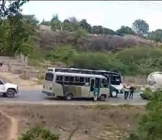 Vídeo| Sin agua no hay paso! Vecinos de Santa Teresa trancan la Morón-Coro cansados de esperar el vital líquido