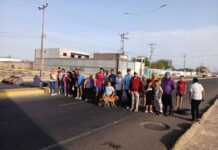 Vecinos trancan la avenida Jacinto Lara de Punto Fijo tras seis horas sin energía eléctrica