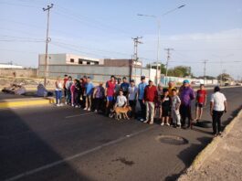 Vecinos trancan la avenida Jacinto Lara de Punto Fijo tras seis horas sin energía eléctrica