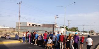 Vecinos trancan la avenida Jacinto Lara de Punto Fijo tras seis horas sin energía eléctrica