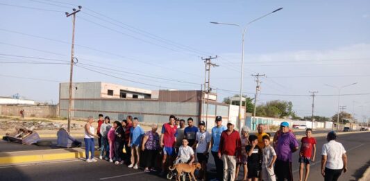 Vecinos trancan la avenida Jacinto Lara de Punto Fijo tras seis horas sin energía eléctrica