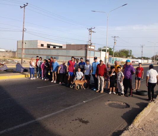 Vecinos trancan la avenida Jacinto Lara de Punto Fijo tras seis horas sin energía eléctrica