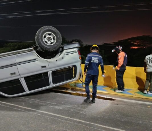 ¡Ileso de milagro! Conductor volcó su camioneta en la avenida Coro de Las Margaritas