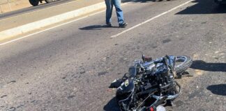 Vídeo| Adolescente sobrevive a fuerte colisión entre moto y carro en Punto Fijo