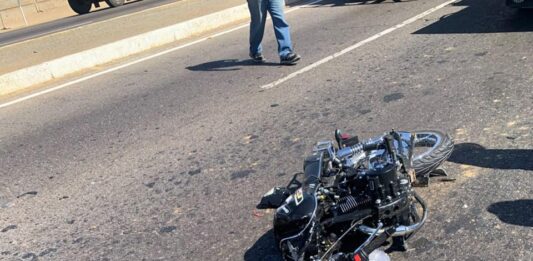 Vídeo| Adolescente sobrevive a fuerte colisión entre moto y carro en Punto Fijo