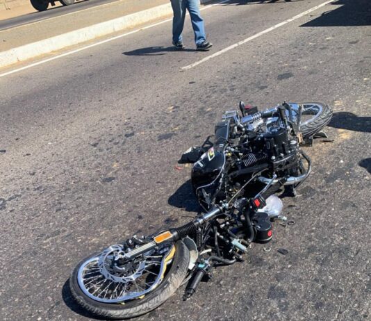 Vídeo| Adolescente sobrevive a fuerte colisión entre moto y carro en Punto Fijo