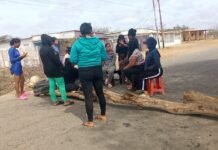 Segundo día de protesta: vecinos de El Tanquesito mantienen cerrada la vía principal exigiendo agua