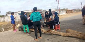 Segundo día de protesta: vecinos de El Tanquesito mantienen cerrada la vía principal exigiendo agua