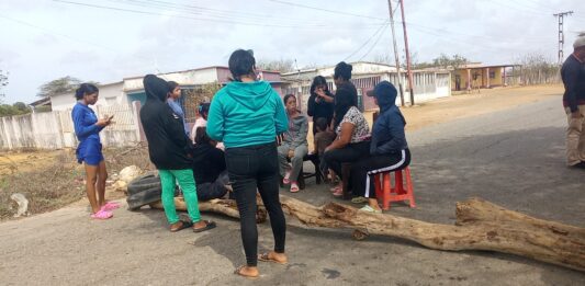 Segundo día de protesta: vecinos de El Tanquesito mantienen cerrada la vía principal exigiendo agua