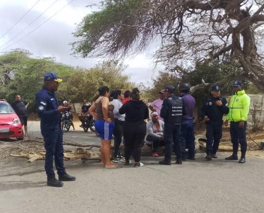 En sector El Tanquesito de Pueblo Nuevo cerraron la vía principal para exigir agua