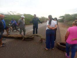 Cierre de vía| Habitantes de Azaro en el municipio Falcón exigen agua