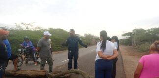 Cierre de vía| Habitantes de Azaro en el municipio Falcón exigen agua