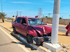 Choque contra poste en la intercomunal Alí Primera deja dos personas lesionadas