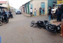 Dos lesionados tras violenta colisión entre motocicletas en el centro de Churuguara