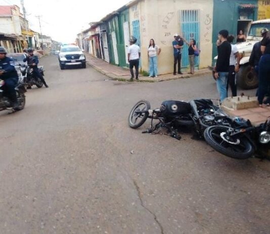Dos lesionados tras violenta colisión entre motocicletas en el centro de Churuguara