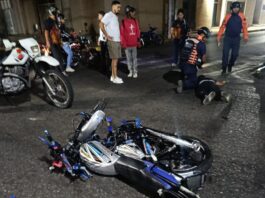 Dos lesionados tras colisión entre motos y vehículo que se dio a la fuga en el centro de Punto Fijo